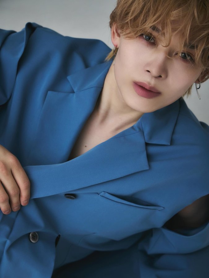 Instagram post by @hrt_blue for Zozotown. Caption reads: .