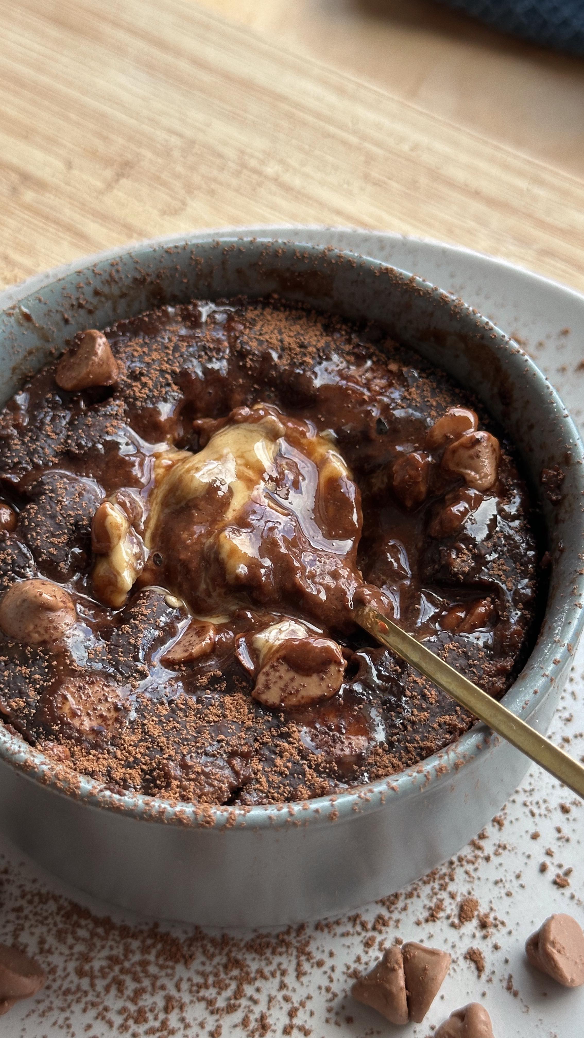 Instagram post by @fitfan_ for Quaker Oats. Caption reads: chocolate baked lava oats 
dessert for breakie?....