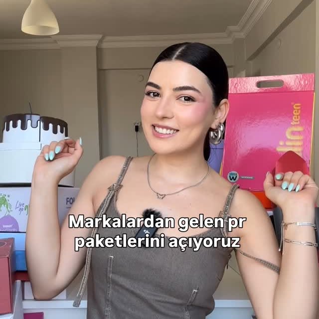 Instagram post by @buse.kurtulduu for Watsons. Caption reads: Tabi ki sizlere de hediyelerim olacak💗 #reklam....