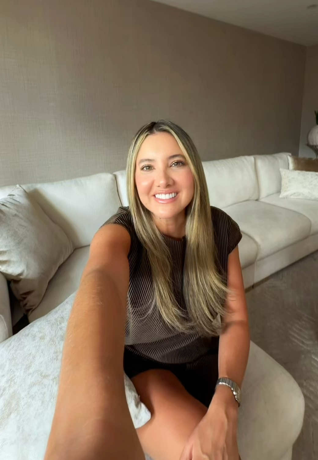 TikTok post by @danielaalvareztv for L’Oréal Paris. Caption reads: [...] Glycolic Bright Serum de @L’Oréal Paris ndo....