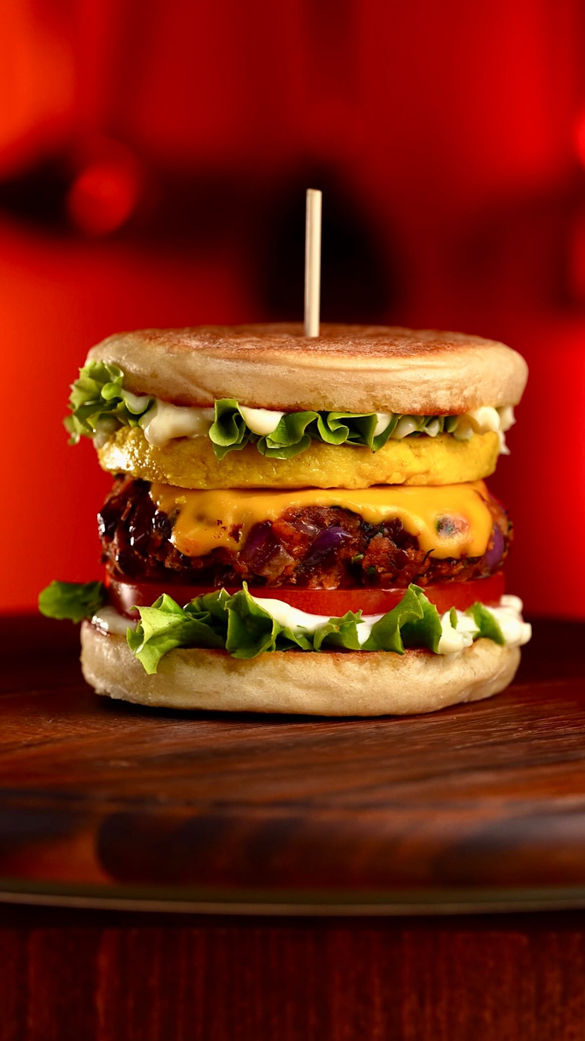 Instagram post by @veganer.wandel for HexClad. Caption reads: Breakfast Muffin Burger (🇩🇪/🇬🇧)....