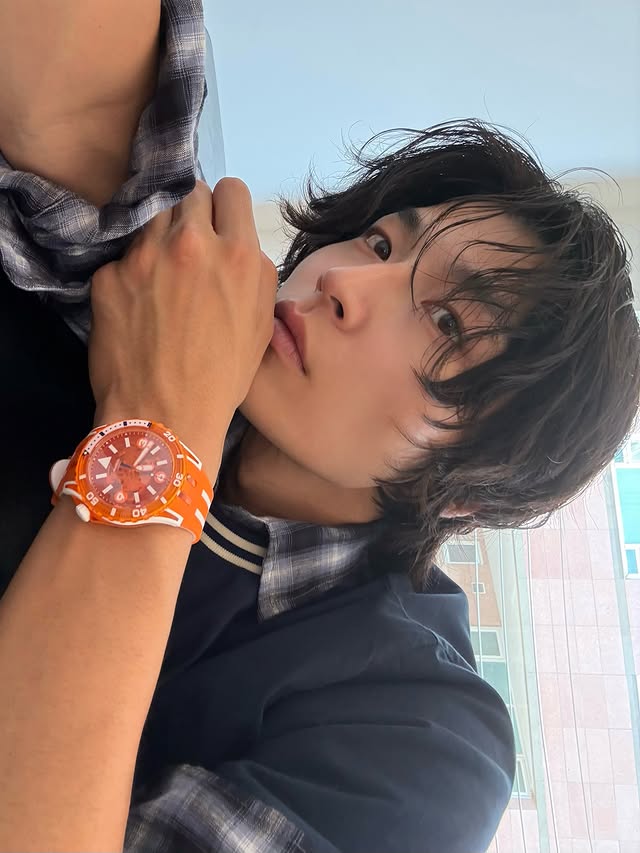 Instagram post by @85_29p for Swatch. Caption reads: @swatch_kr 🧡 Every second, every mood — with....