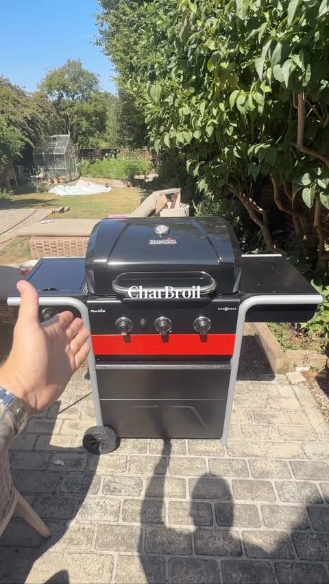 Instagram post by @charbroilgrills_europe for Wayfair. Caption reads: [...] roast your bun and layer it all up!! On....