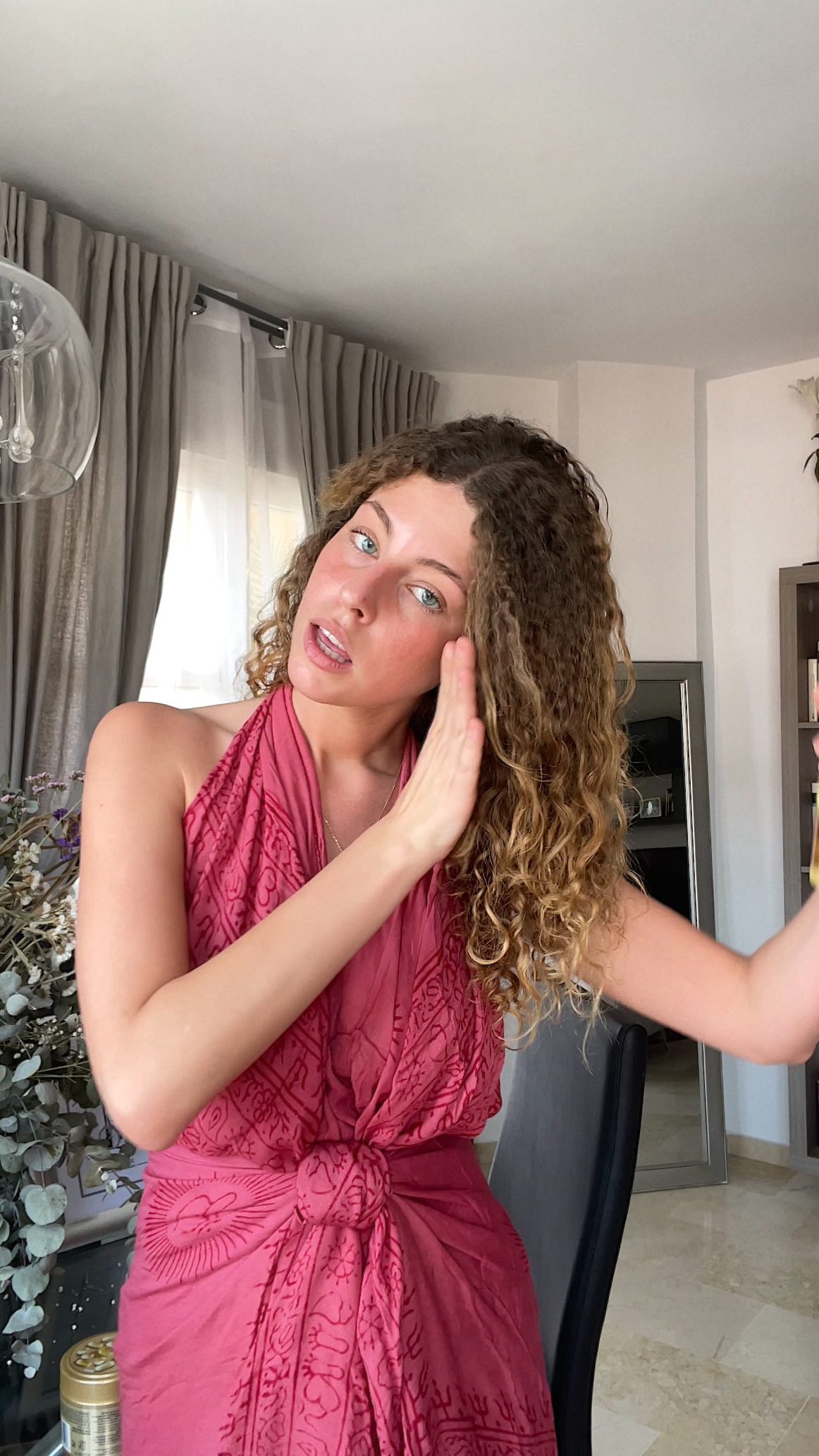 Instagram post by @andreaagutierrezz for Aussie Haircare. Caption reads: #publi Os enseño mis imprescindibles para este....
