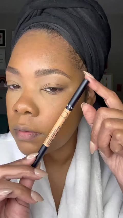Instagram post by @hellochrissmakeup for Beautytap. Caption reads: [...] a highlighting the brow bone. Gifted |....