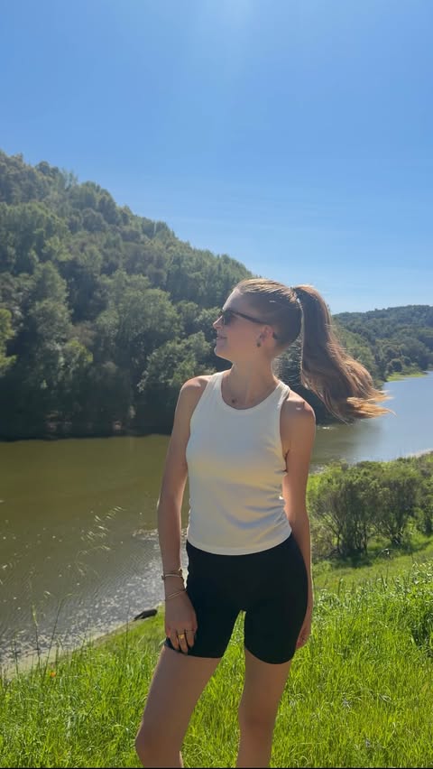Instagram post by @allieappleton1 for Outdoor Voices. Caption reads: [...] feeling so good in my new @outdoorvoices now....
