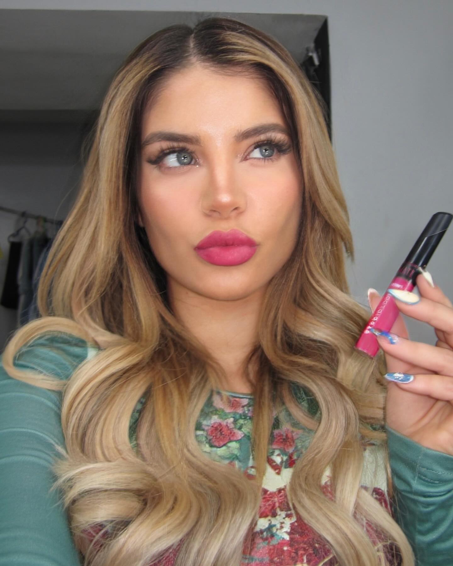 Instagram post by @flavialaosu for Cyzone. Caption reads: Girita de medios acompañada de mi incondicional de....