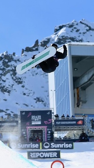 Instagram post by @isa.loetscher for ROXY. Caption reads: [...] #outfitoftheday #wlyg #roxy #roxygirl [...].