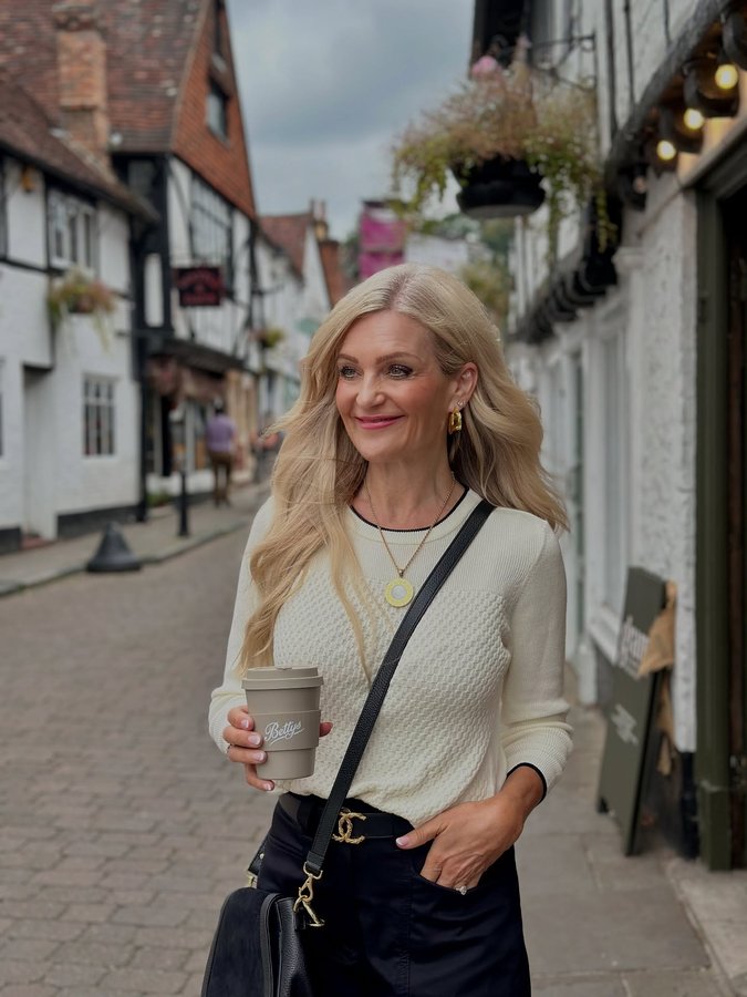 Instagram post by @seenonsarah for Beautifect. Caption reads: A casual day running errands in @saintandsofia -....