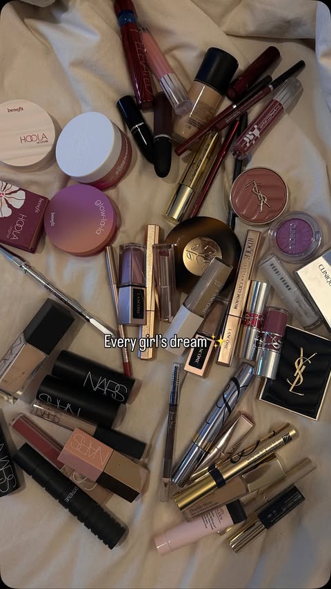 Instagram post by @rabiaakaraarslan for Benefit Cosmetics. Caption reads: If makeup was a personality ✨💄
#girlsdream....