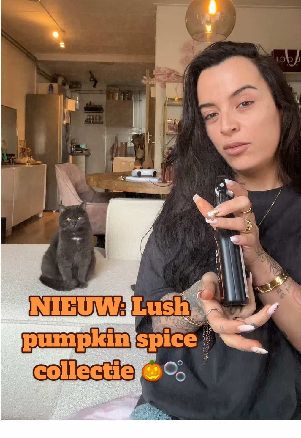 TikTok post by @1miljoendromen for LUSH. Caption reads: SQUASH YOUR PLANS 🎃 NIEUW: @LUSH Pumpkin spice....