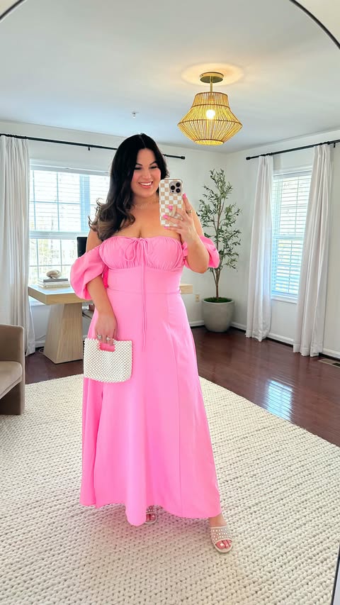 Instagram post by an influencer for Amazon Fashion. Caption reads: [...] to your DMs. #midsize #amazonfashion....