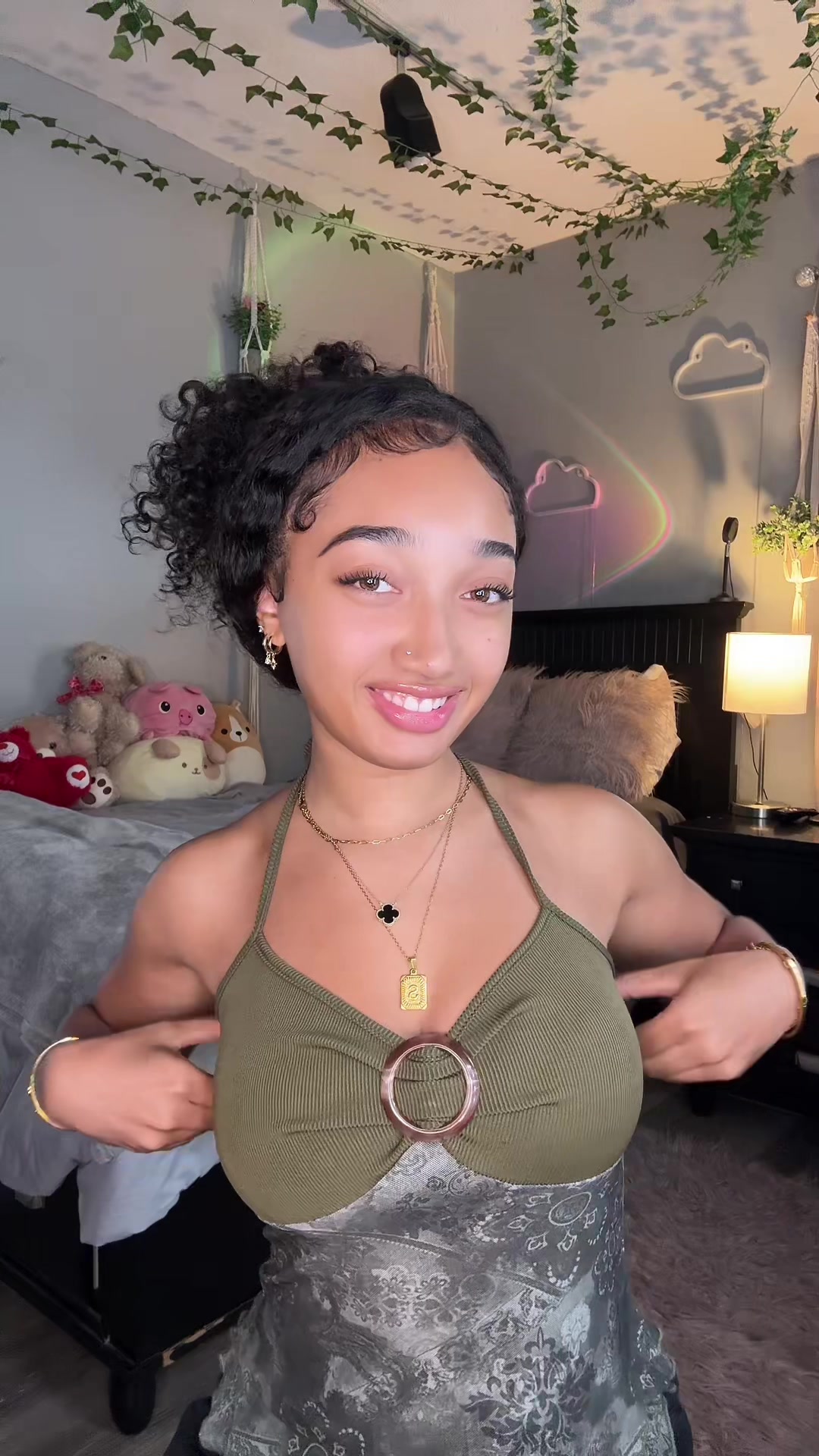 TikTok post by @presahhh for Niidor. Caption reads: [...] this seamless look 💕🎀 #adhesivebra #niidor....