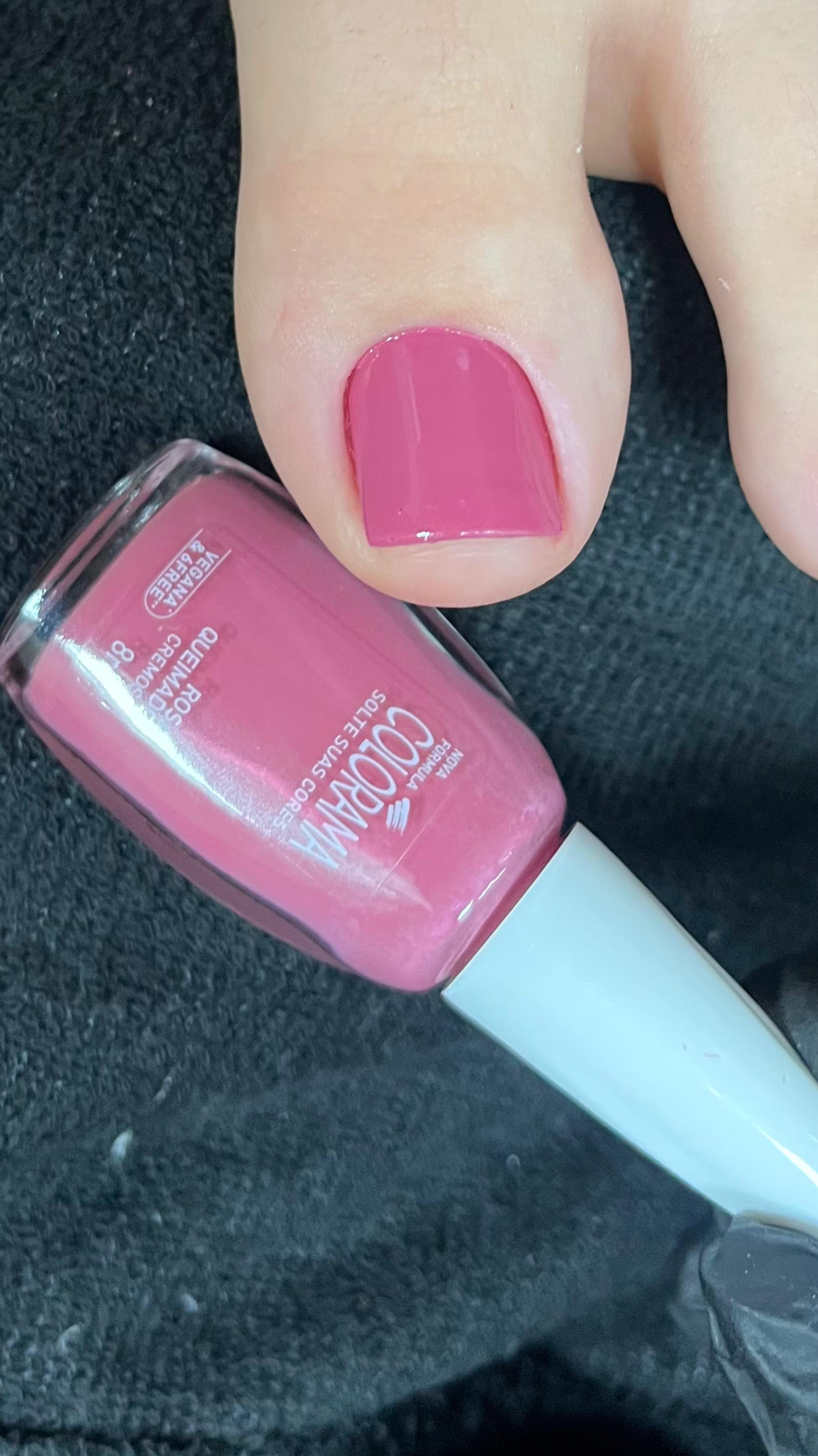 Instagram post by @karenbella.unhas for Colorama Esmaltes. Caption reads: Nude nos pés 💖😮‍💨

Rosa Queimado da....