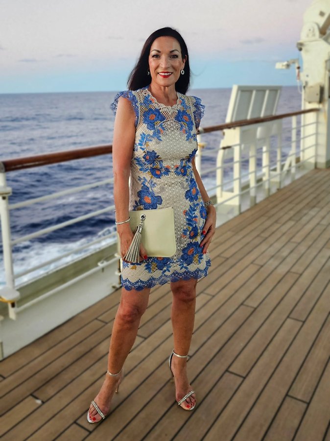 Instagram post by @dressaholicstyle for Sarah Haran. Caption reads: [...] with me
It's the Dahlia 2-in-1tote....