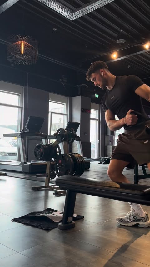Instagram post by @devin.hakan for OACE. Caption reads: Another S-TIER back exercise🔥 Anzeige |....