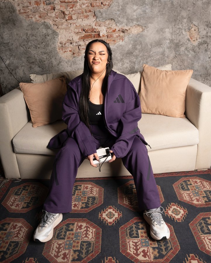 Instagram post by @evelynbotto for adidas Argentina. Caption reads: No tengo que elegir entre comodidad y estilo,....