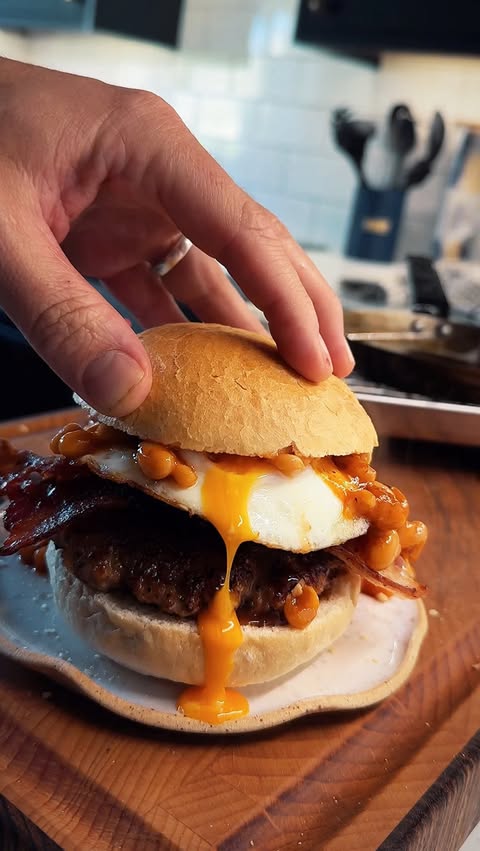 Instagram post by @ollie_eats for Made In Cookware. Caption reads: Happy Sunday lovely people ❤️✌️#breakfast.