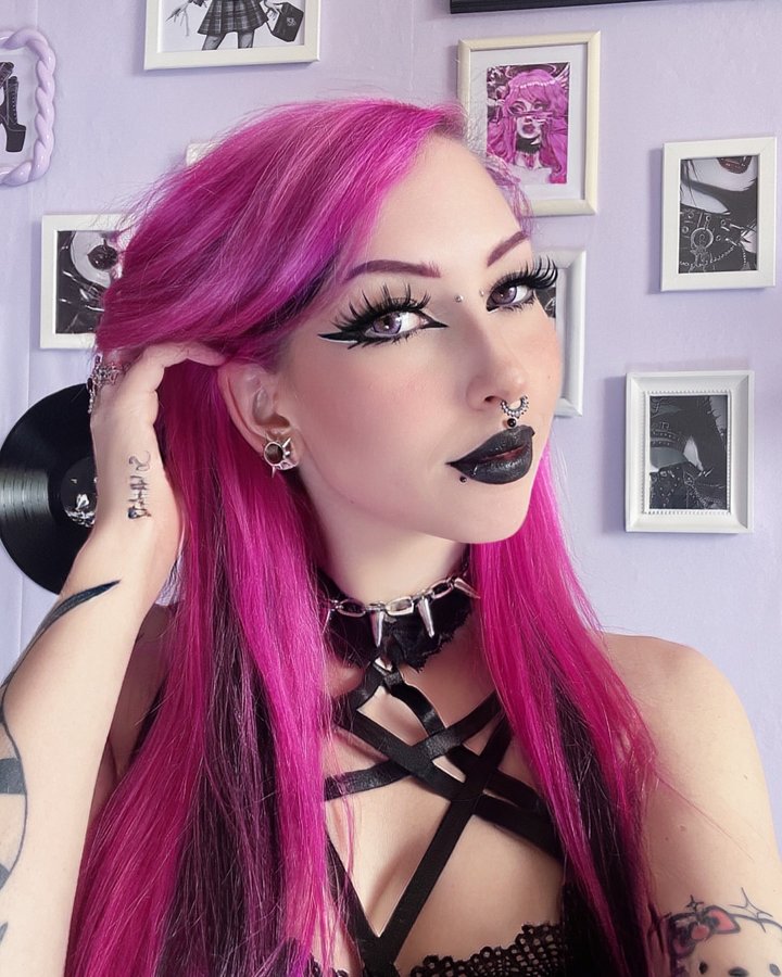 Instagram post by @loopy.lovely for Custom Plugs. Caption reads: [...] 😎 The spiked sun tunnel from @ukcustomplugs....