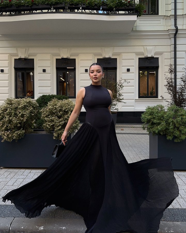 Instagram post by @michaelaberdaga for Itsmilla. Caption reads: Mama in the making✨

This @milla dress🖤 Anzeige.