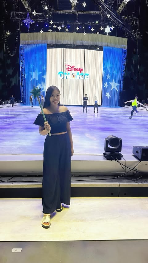 Instagram post by @jjloves86 for Disney On Ice. Caption reads: [...] with the incredible team behind....