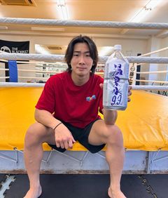 Instagram post by @ufc_rei for 温泉水99 ミネラルウォーター. Caption reads: 今週から減量開始、毎日ハードでいい練習出来てます🙏🏽

エスオーシー様より温泉水99提供してもら....