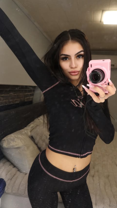 Instagram post by @theisabellanunes for IAMGIA. Caption reads: this blue @iamgia set just hits different 
comment....