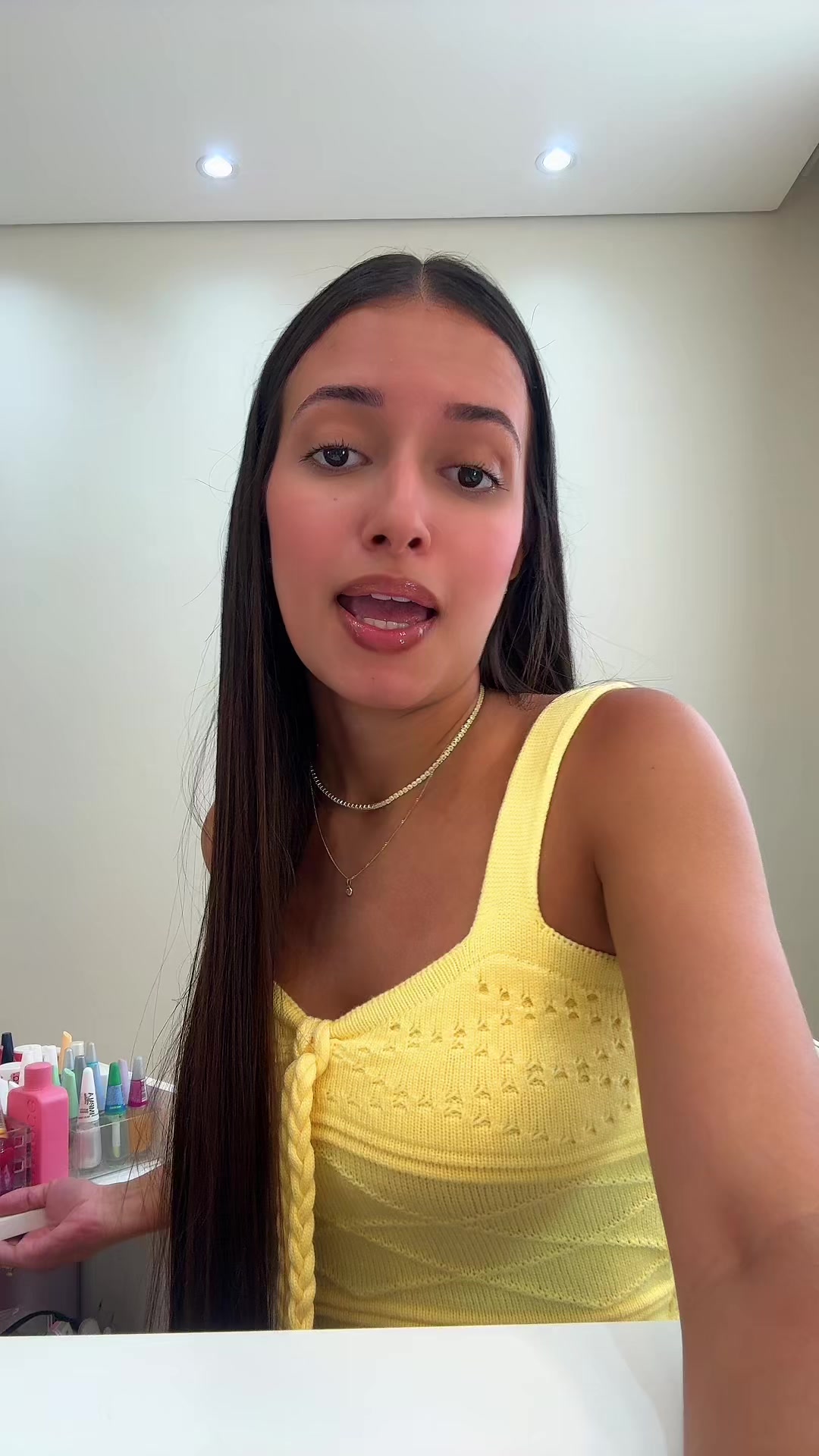 TikTok post by @juliafbrasil for Mercado Livre. Caption reads: [...] tirar o esmalte cmg? 💅🏼 Esmalte Jeans - ID....