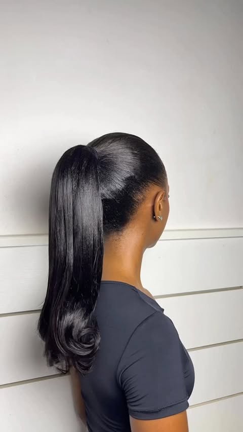 Instagram post by @twinky.o for Curlsqueen. Caption reads: [...] Press Clip-In Extension Sets from....