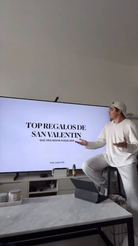 Instagram post by @charlielopezp for Dove. Caption reads: [...] ir a la Copa Mundial de la FIFA 2026™️....