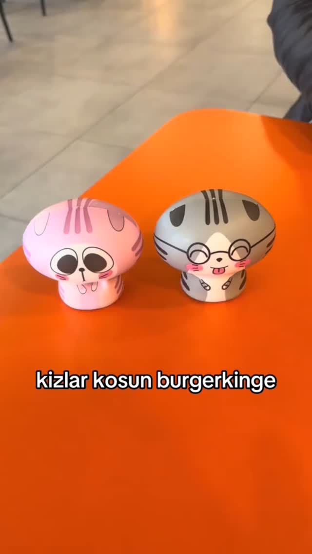 Instagram post by @saturnblogunuz for Kinder. Caption reads: Ayyy çok tatlılar....