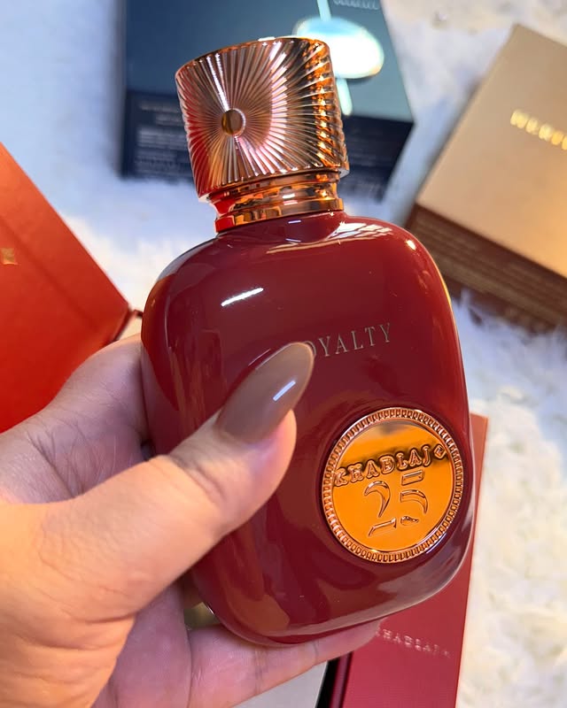 Instagram post by @modest_fashionista_uae for Khadlaj Perfumes. Caption reads: [...] the fragrance market by @khadlajperfumes 💜....