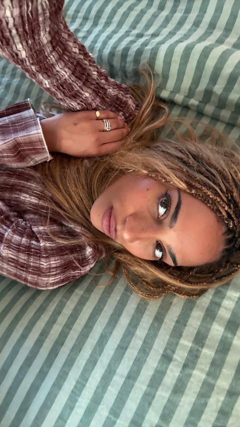 Instagram post by @chelseajordan for Depop. Caption reads: [...] outfits with my MACximal lipstick and Depop....