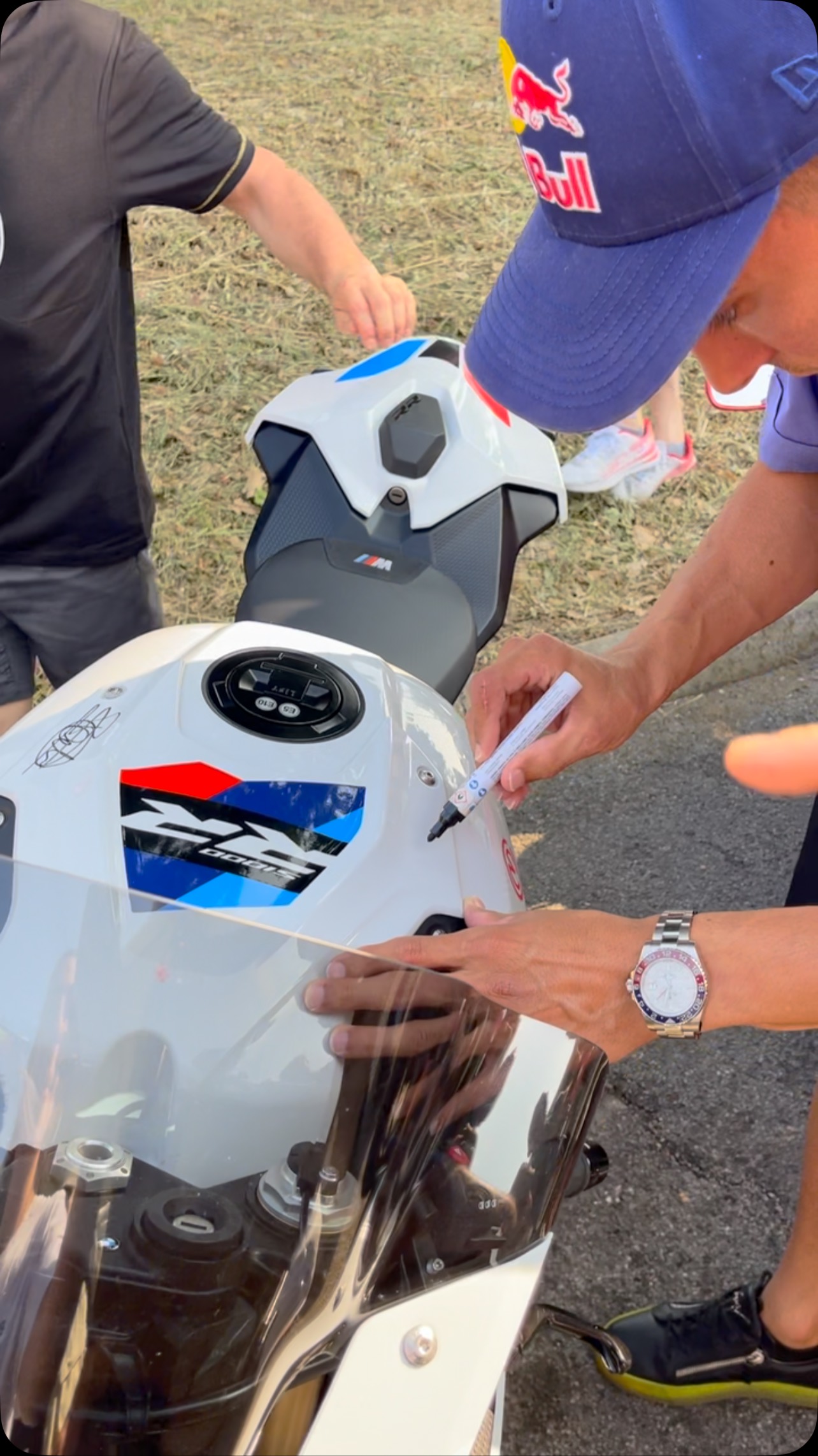 Instagram post by @andibaldi2 for BMW Motorrad. Caption reads: Tutorial su come far aumentare il prezzo della....