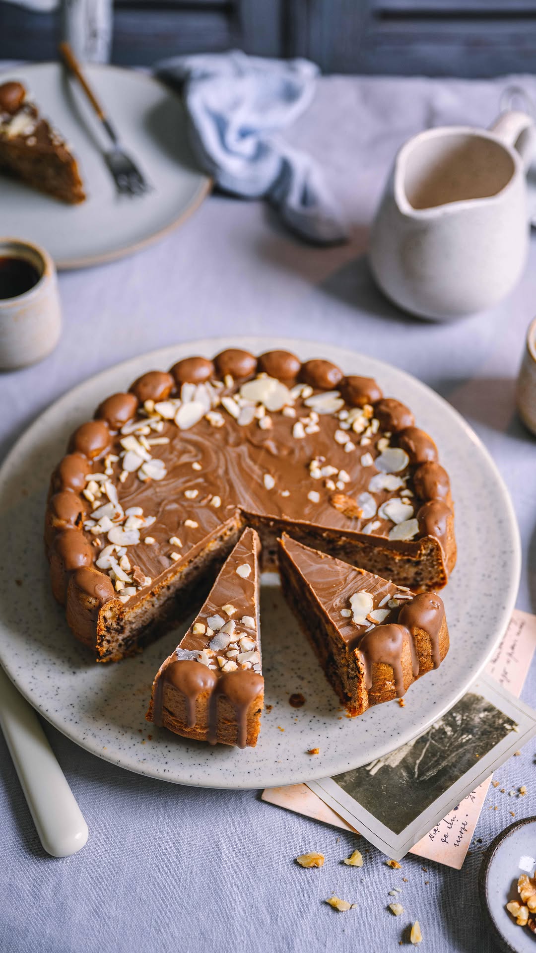 Instagram post by @kuechenstuebchen for Bosch Home DE. Caption reads: Die perfekte Kombination aus saftigem Nusskuchen....