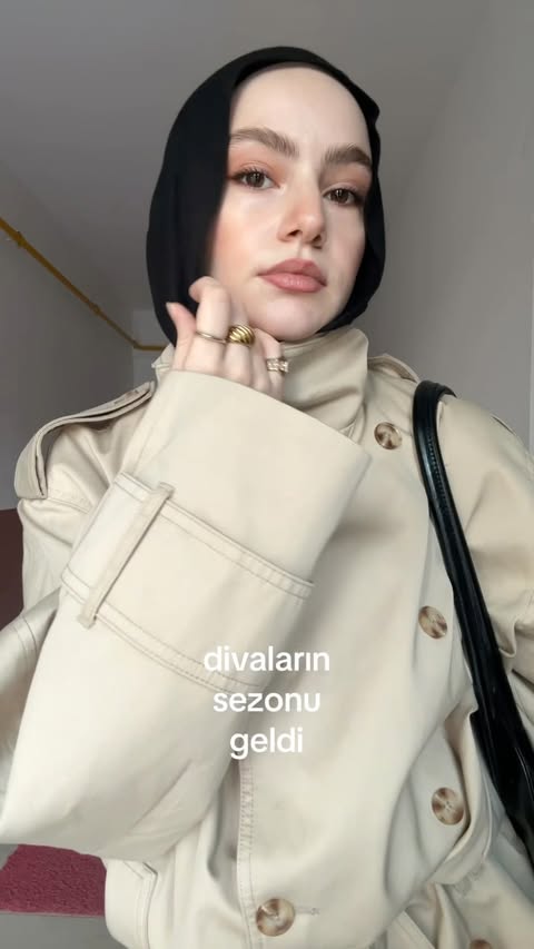 Instagram post by @ayselnuryy for MANUKA. Caption reads: En sevdiğim Trençkot ve çanta: @manukaofficial....