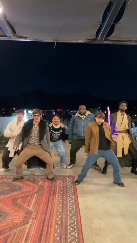 Instagram post by @twinsauce for Star Wars. Caption reads: [...] is down to boogie at #GifttheGalaxy....