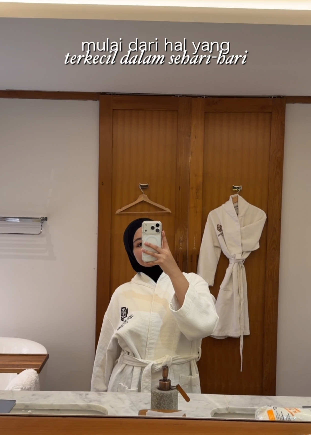 TikTok post by @regiitenk for Metoo Beauty. Caption reads: [...] tuh ada yang buat siang & malam? @Metoo....