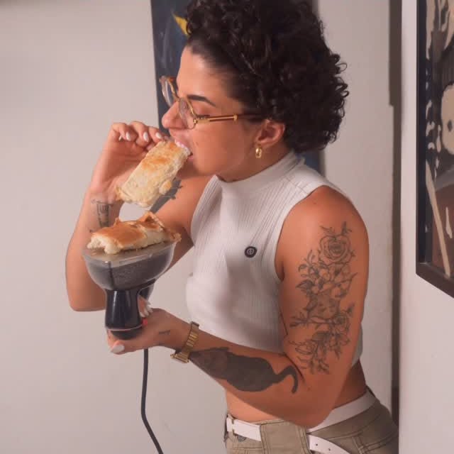 Instagram post by @ppinheirobruna for Amazon Brasil. Caption reads: De gambiarra o brasileiro entende 😂 

E de....