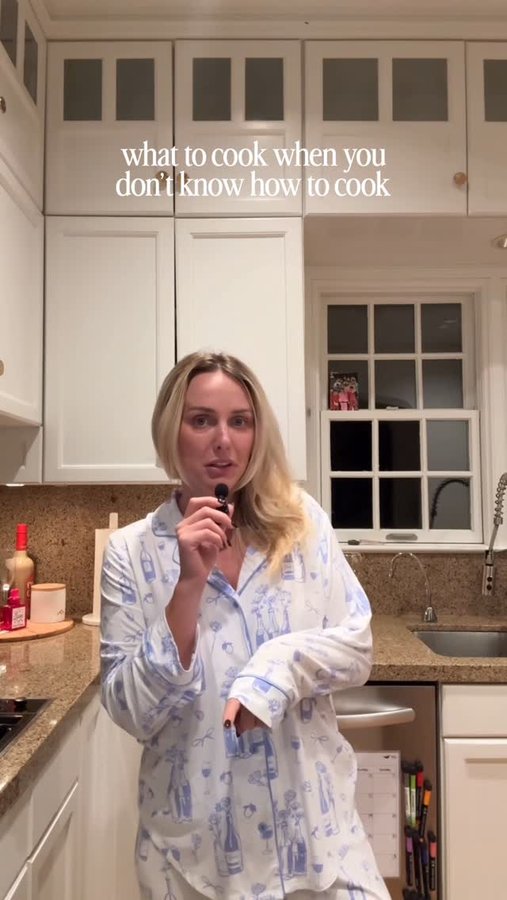 Instagram post by @thecorporatemama for Blue Apron. Caption reads: Whether you’re crunched for time or are still....