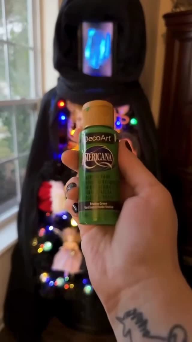 Instagram post by @kristinswickedworkshop for DecoArt. Caption reads: [...] tree! 🎄💀✨
This piece was sponsored by....