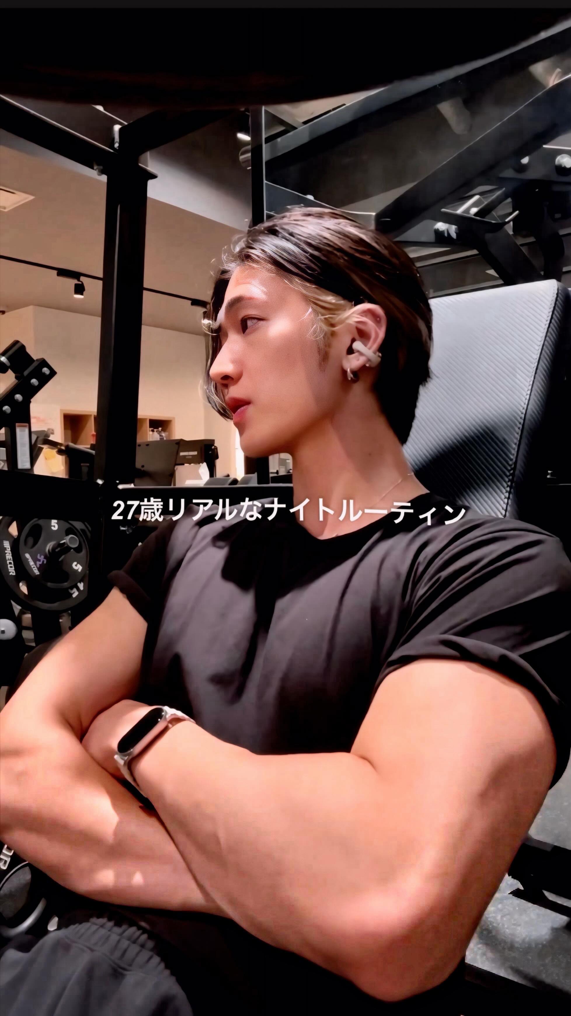 Instagram post by @kaz.vx1 for Shokz. Caption reads: 27歳リアルなナイトルーティン
.
仕事が多い日でも、時間を捻出してトレーニングをするようにしていま....