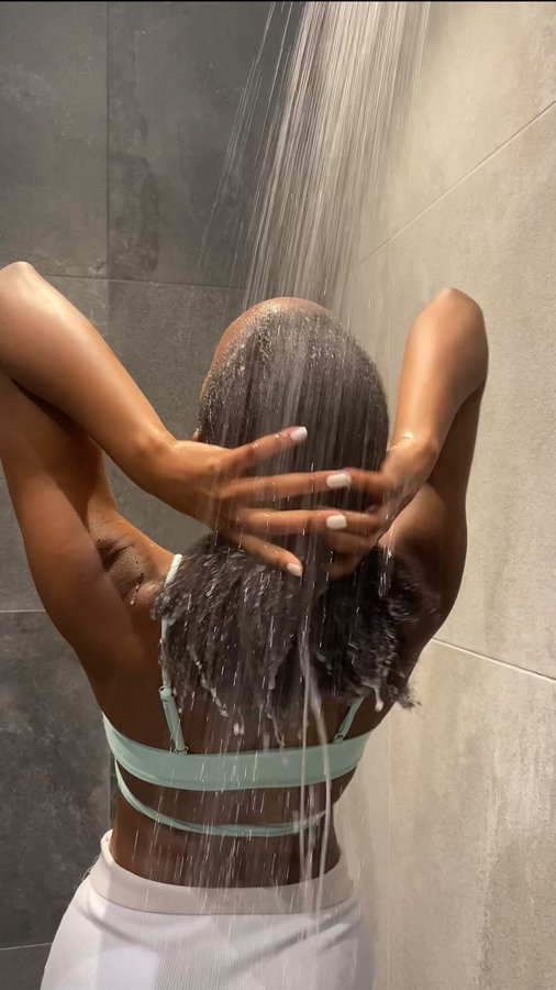 Instagram post by @rosiemusoni for Hairlust. Caption reads: [...] I’m maintaining moisturised hair with....