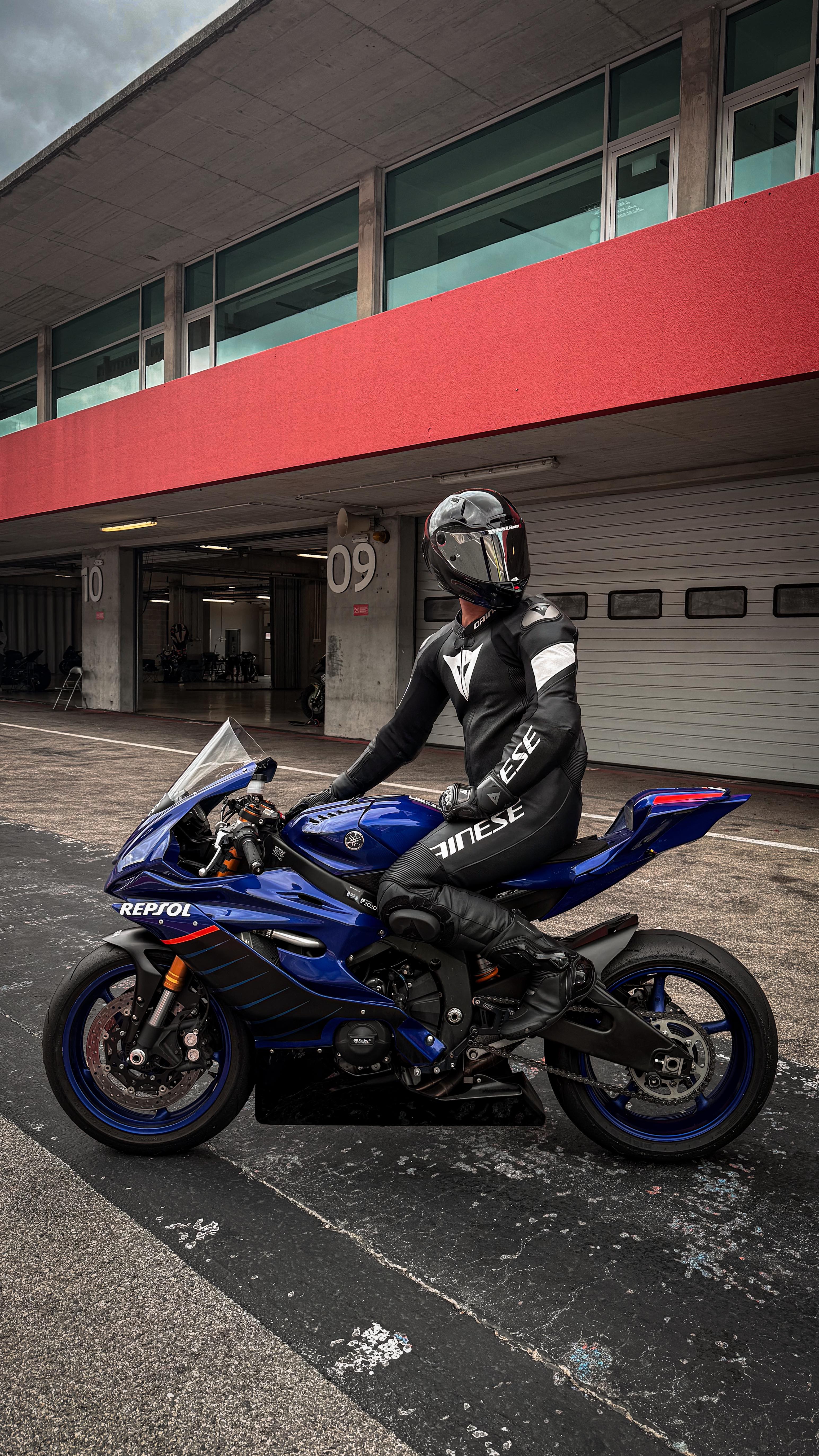 Instagram post by @theapex_hunter for Yamaha. Caption reads: Um dia para mais tarde relembrar em Portimão com a....