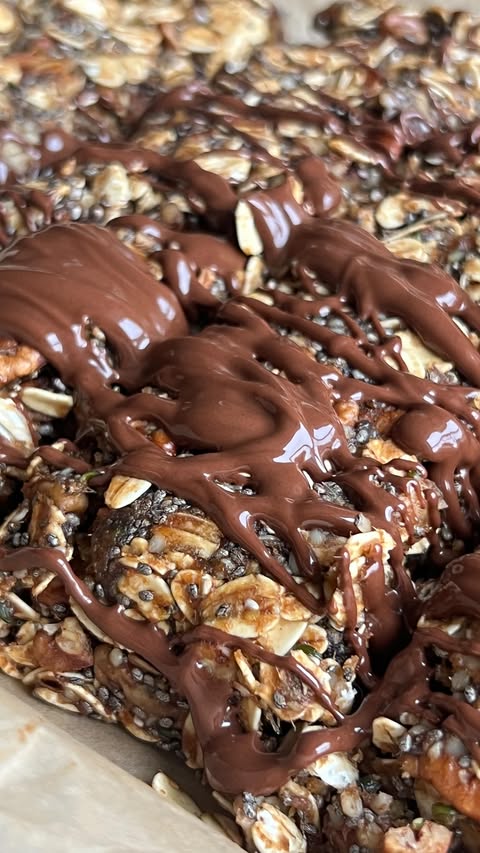 Instagram post by @shelikesmilk for RYZE SUPERFOODS. Caption reads: [...] CHEWY GRANOLA BARS🍫 #ad

made with....