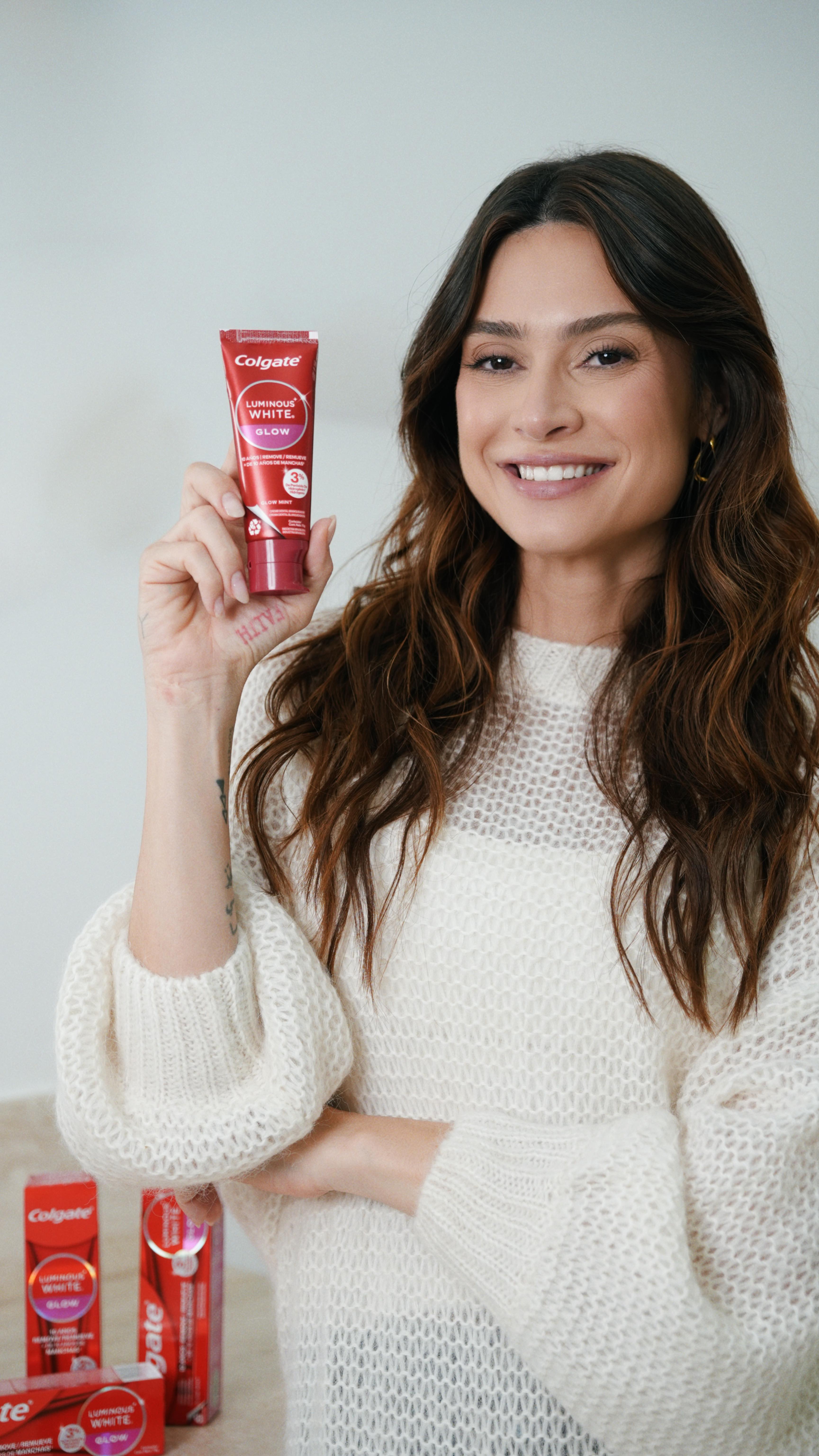 Instagram post by @thailaayala for Colgate. Caption reads: Repararam como ultimamente estou com um Glow a....