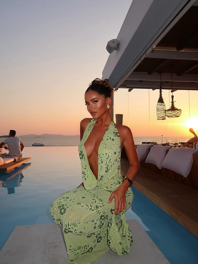 Instagram post by @stephsymondsx for SorelleUK. Caption reads: sunsets & @sorelleuk 🧚 AD.