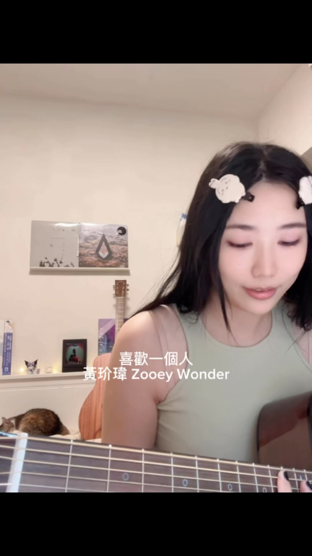 Instagram post by @zooeywonder for Yamaha. Caption reads: 一個人有許多空間
一個人配一隻貓
有吉他、有音樂
愜意自在♫

Guitar: YAMAHA....