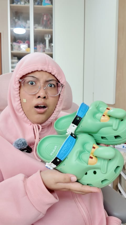 Instagram post by @syafiqapls for Crocs. Caption reads: Pooja what is this behavior???? @crocs.sg 

#crocs....