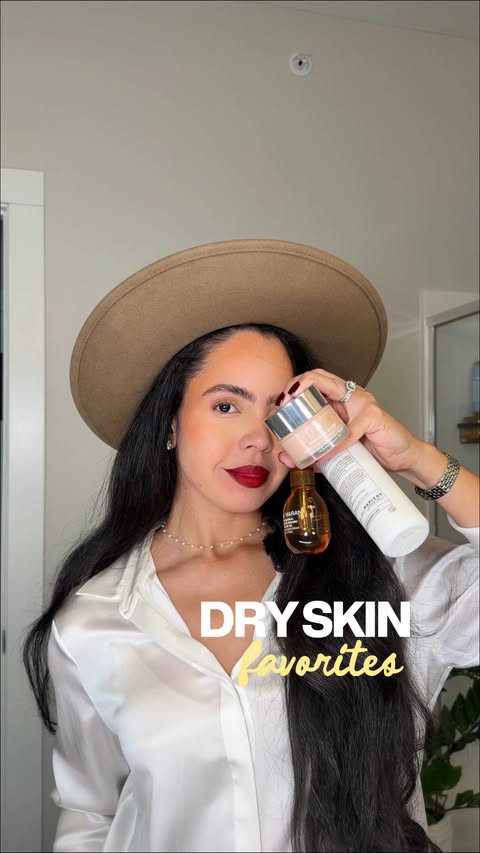 Instagram post by @jennyydelarosa for Clinique. Caption reads: [...] have been my saving grace this....